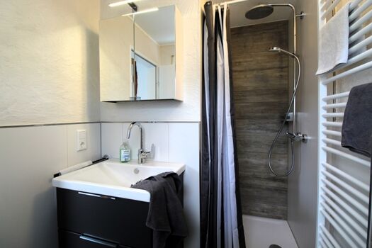 Entspannen unter der Regendusche im neuen Bad 