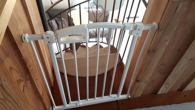 Zur Sicherheit für Ihren Hund - im Handumdrehen oben oder unten an der Treppe anbringbar