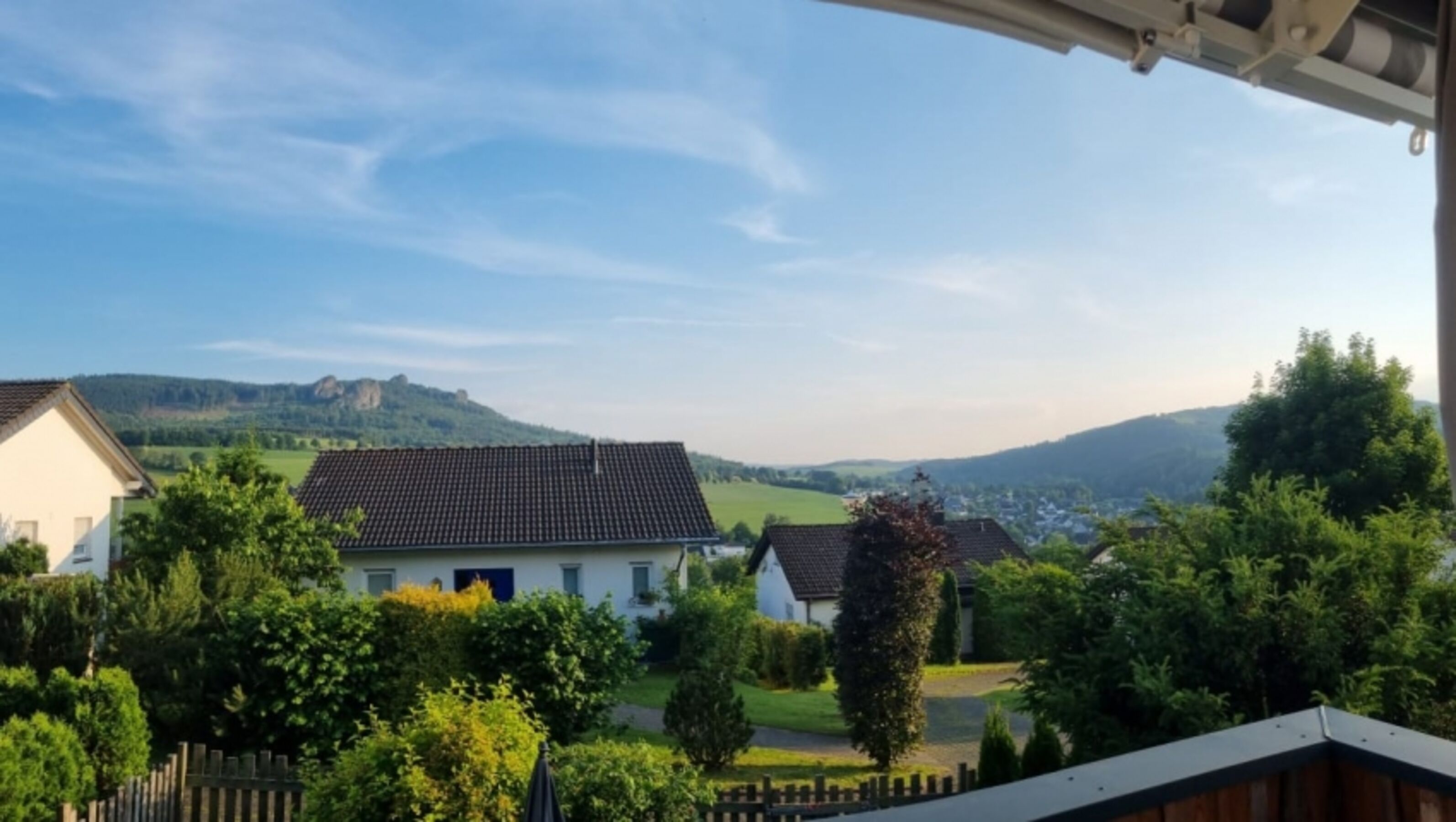 Die Aussicht vom Balkon genießem