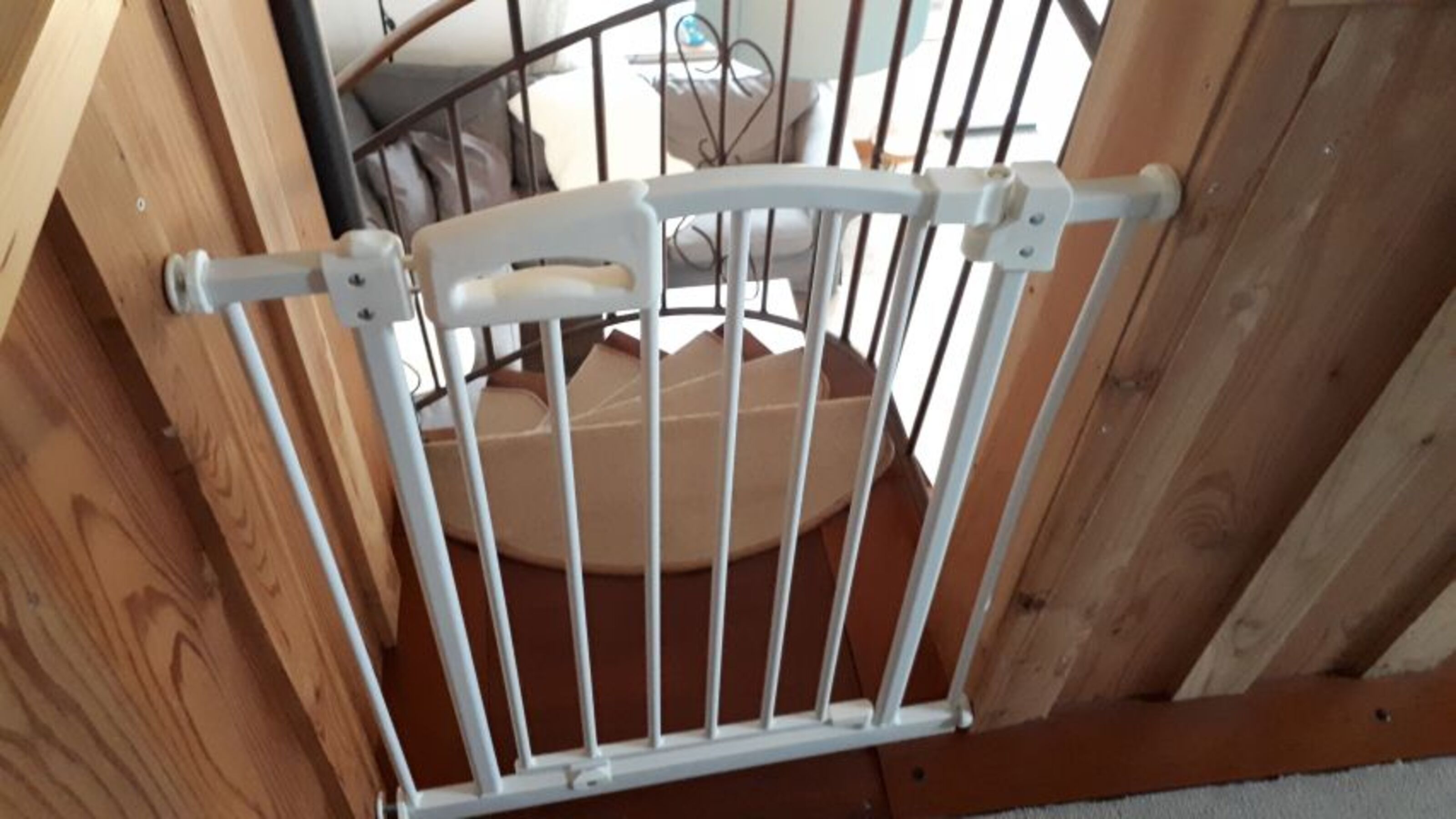 Zur Sicherheit für Ihren Hund - im Handumdrehen oben oder unten an der Treppe anbringbar