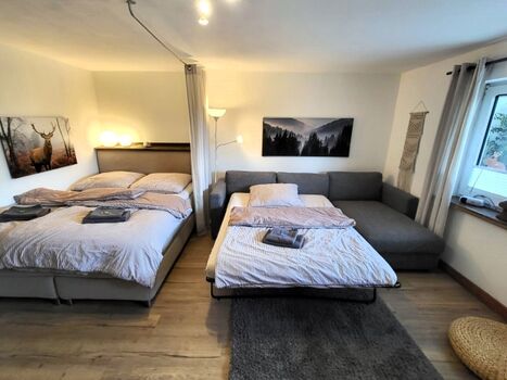 Das Sofa verfügt über einen großen Bettkasten für Koffer und Kram und ist zum zweiten Bett ausziehbar. 