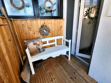 Fast wie ein kleiner Wintergarten kommt der praktische Windfang daher