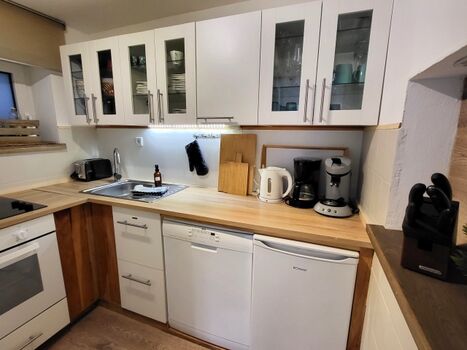 Voll ausgestattete Küche mit Geschirrspüler und Heißluftfriteuse