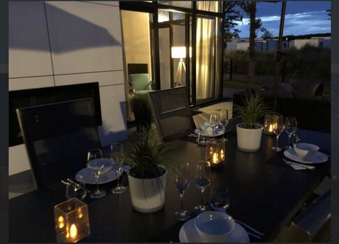 Romantische Stimmung auf der Terrasse. Einfach nur genießen, ob beim Abendessen ...