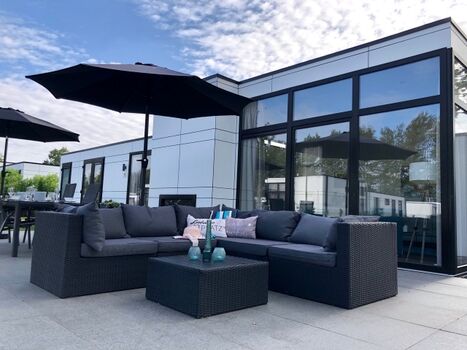 Der Loungebereich lädt zum Entspannen,