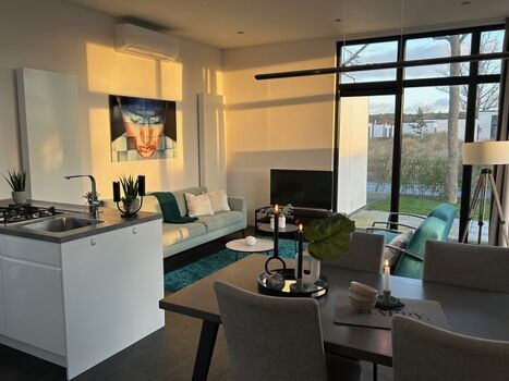 Wohn-/Essbereich mit Kochinsel bei Sonnenaufgang