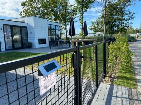 Das Grundstück ist komplett eingezäunt