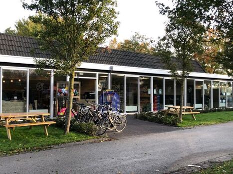 Parkeigener Supermarkt mit Fahrradverleih