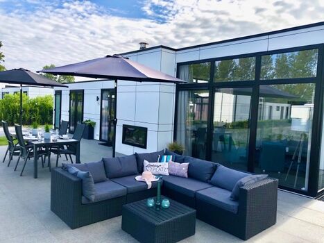 Ess- und Loungebereich auf der großen Sonnenterrasse