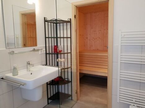 das Duschbad mit Sauna