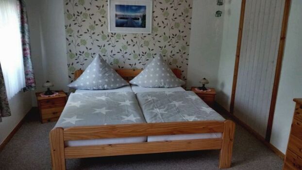 das große Schlafzimmer mit Doppelbett u. Kleiderschrank