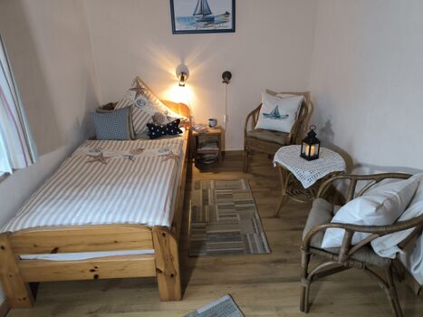 Schlafzimmer mit Einzelbett u. Kleiderschrank