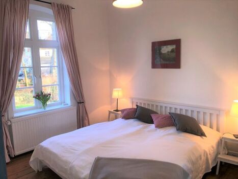 Schlafzimmer mit Doppelbett (180x200)