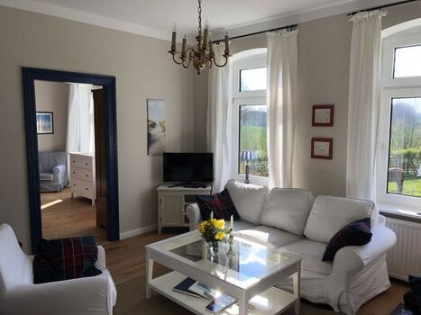 Gemütliches Wohnzimmer mit Parkettfußboden