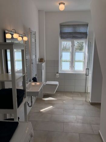 Modernes Bad mit Regendusche und Fußbodenheizung