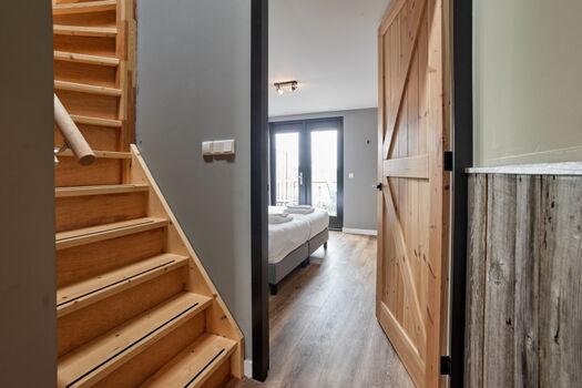 Flur und Treppe nach oben