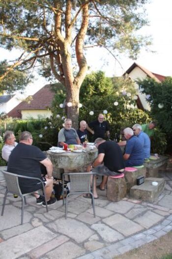 Gruppe am Grillplatz