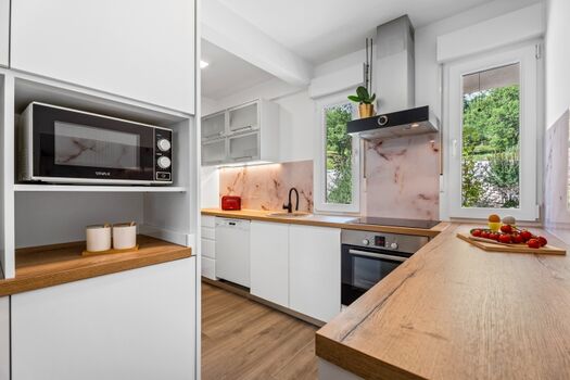 Voll ausgestattete Küche mit allem, was der Gast braucht.