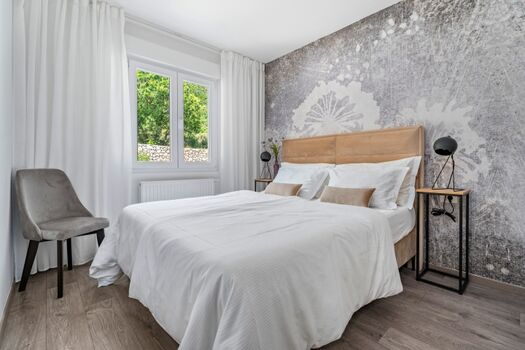 Schlafzimmer Nr. 2 mit Queensize-Bett 160 cm x 200 cm und Blick auf die natürliche Umgebung