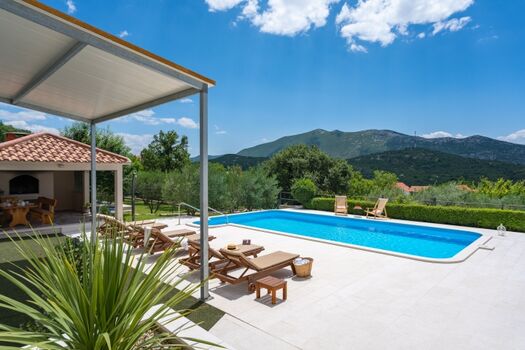 Privater Swimmingpool 50qm mit vollautomatischem Salzelektrolysesystem und Whirlpool (Whirlpool) mit absoluter Privatsphäre