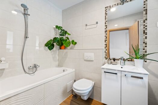 Familienbadezimmer mit Badewanne, Waschmaschine, Trockner