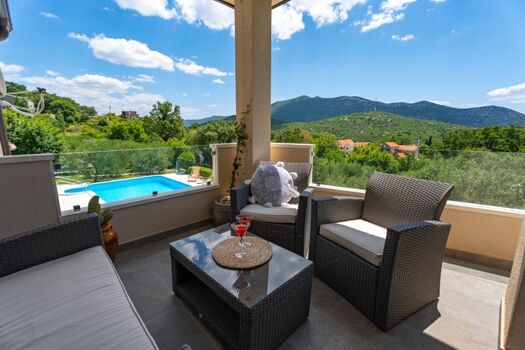 Haustiere dürfen nicht im Pool schwimmen oder auf den Betten oder dem Sofa schlafen. Bitte bringen Sie ihr eigenes Bett mit.