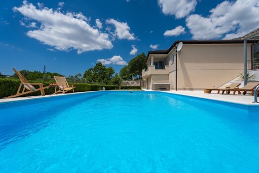 Ihre vierbeinigen Familienmitglieder (Hunde) sind in dieser Villa herzlich willkommen und der Preis beträgt 100 € pro Hund und Aufenthalt