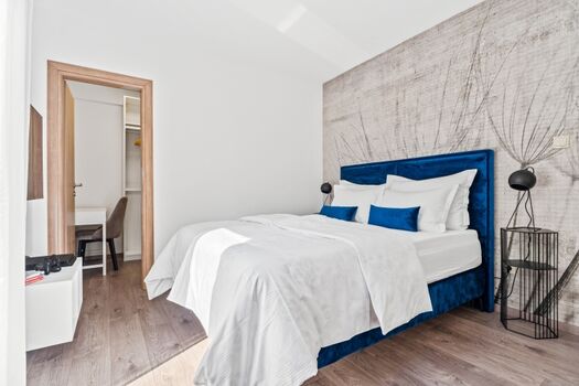 Schlafzimmer Nr. 4 mit einem Queensize-Bett 160 x 200 cm, Klimaanlage, einem Fernseher, einer PlayStation 4, einer Toilette und einem begehbaren Kleiderschrank