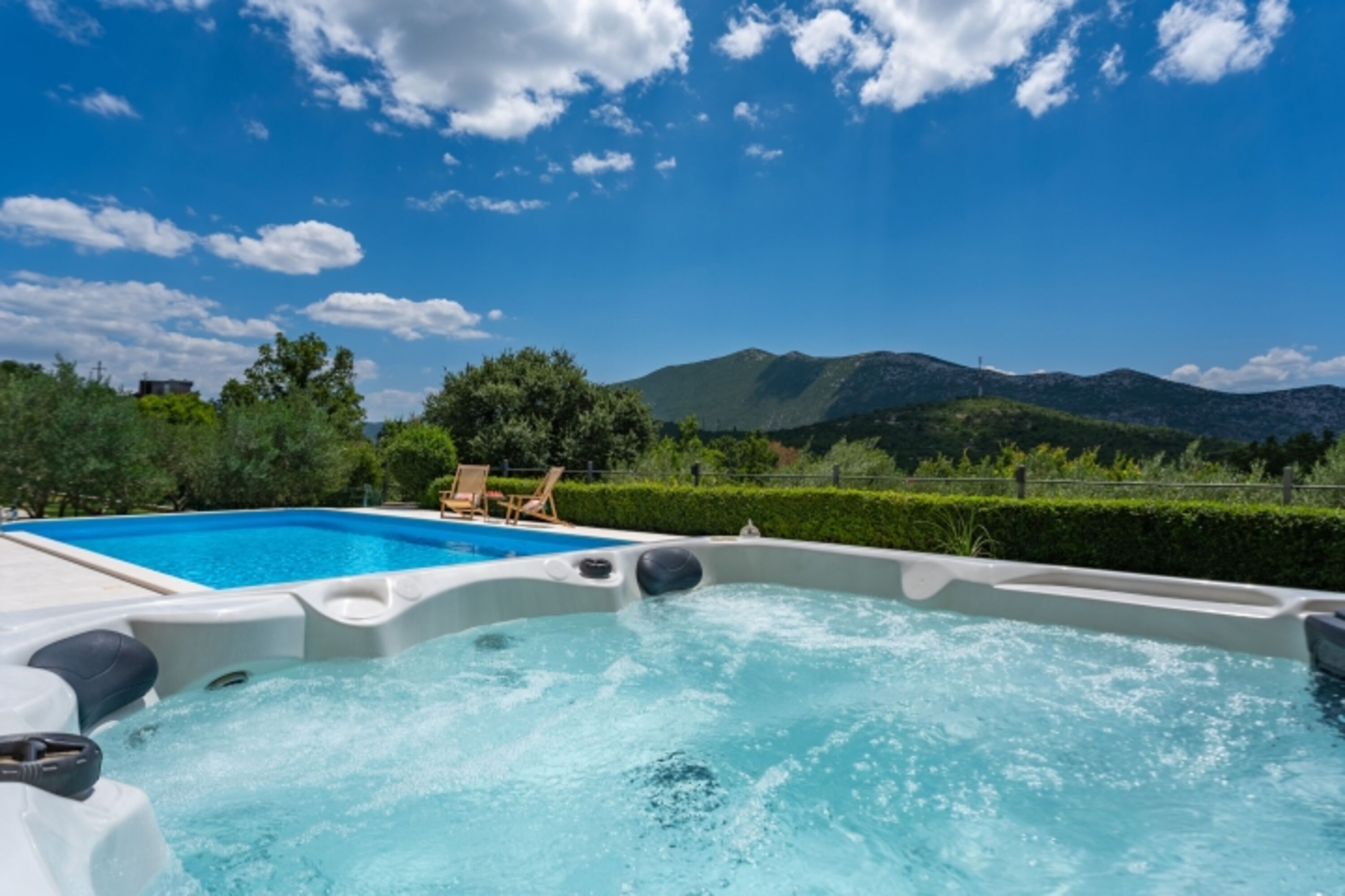 Villa Beybe mit 50 Quadratmeter großem Pool, Whirlpool, Billardtisch, Spielplatz und Minigolf