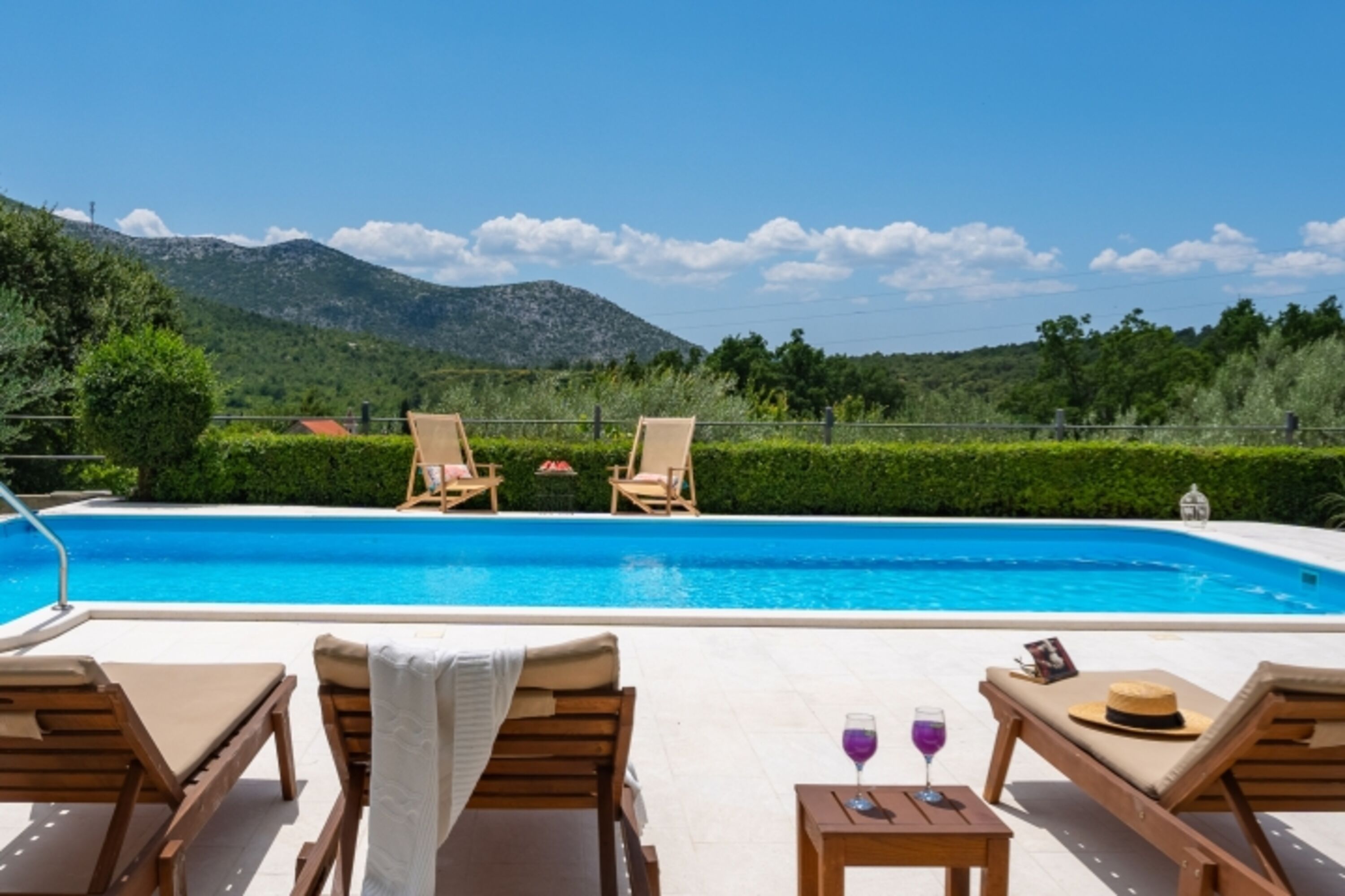 Villa Beybe mit 50 Quadratmeter großem Pool, Whirlpool, Billardtisch, Spielplatz und Minigolf