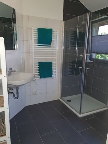 Duschbad mit Handtüchern 