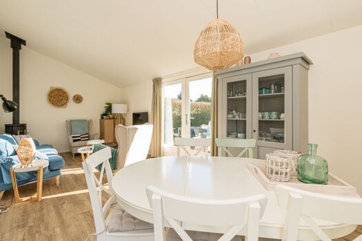 Das geschmackvoll, neu eingerichtete Wohnzimmer