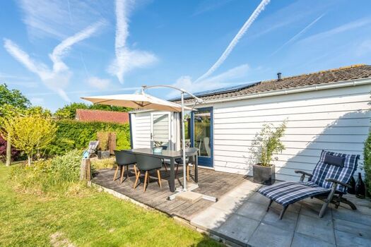 Die sonnige Terrasse mit Gartengruppe und Sonnenschirm