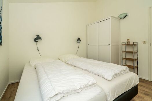 Schlafzimmer 2 mit Boxspringbetten und Kleiderschrank