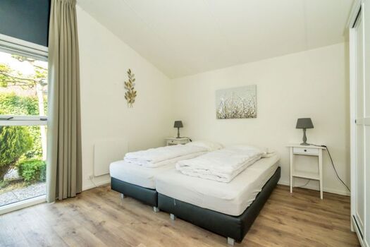 Schlafzimmer 1 mit Boxspringbetten und Kleiderschrank