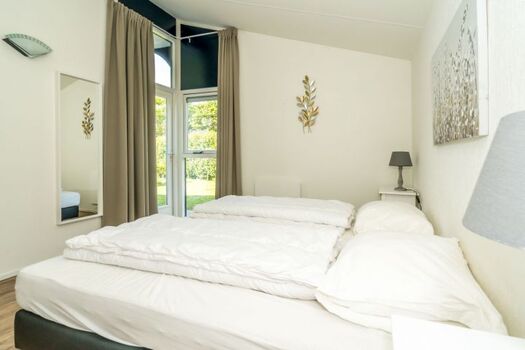 Schlafzimmer 1 mit Boxspringbetten und Kleiderschrank