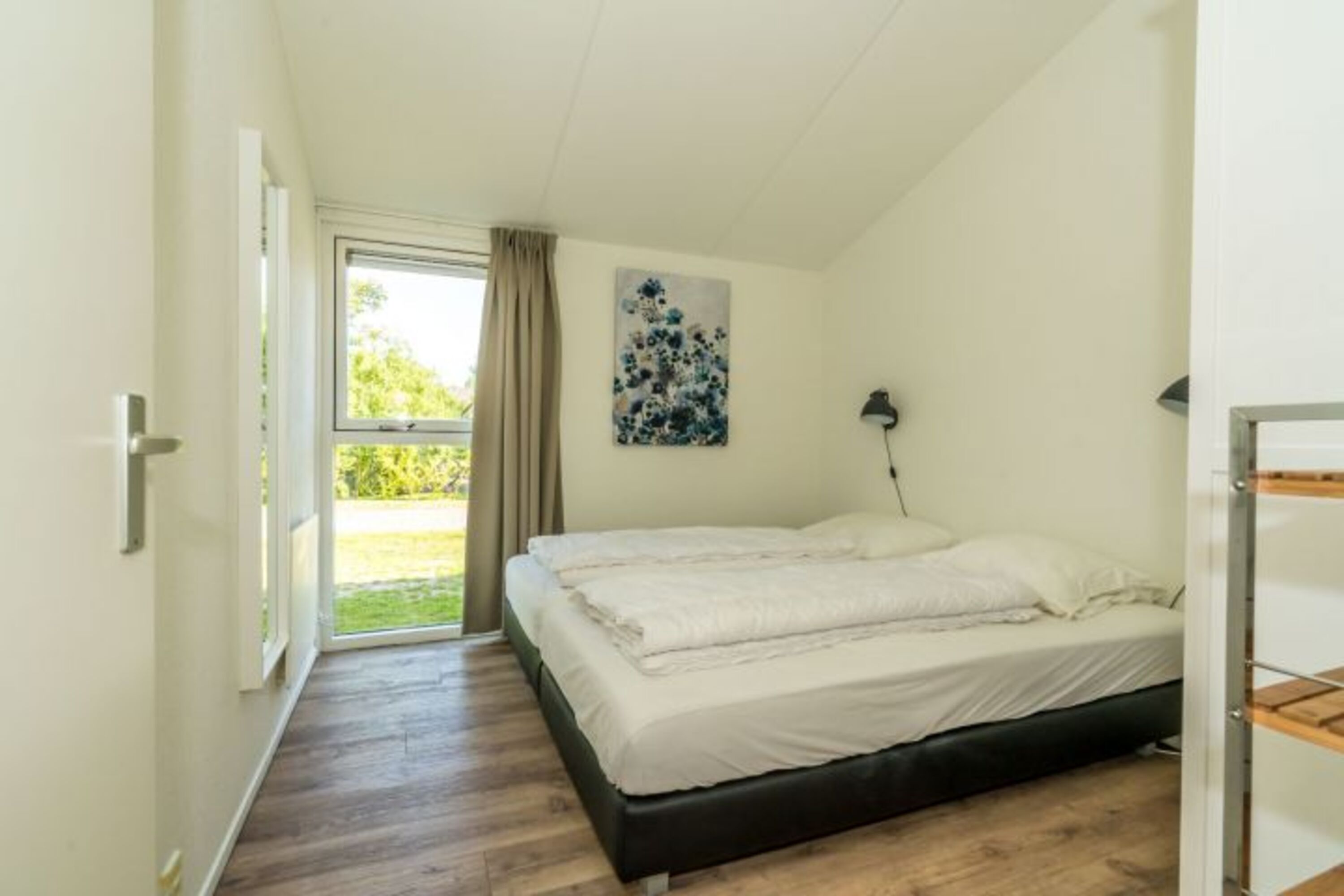 Schlafzimmer 2 mit Boxspringbetten und Kleiderschrank
