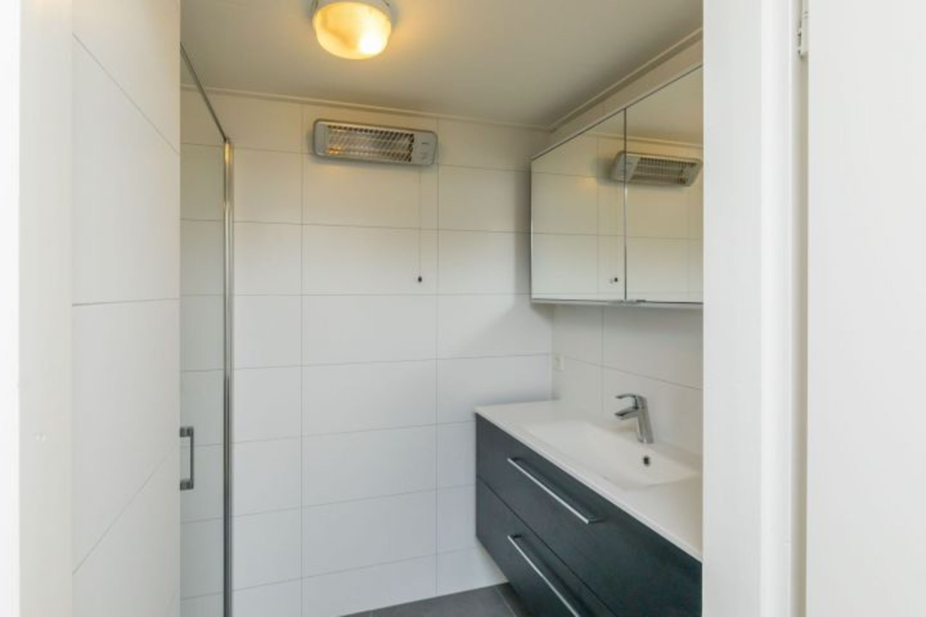 Das Badezimmer mit Dusche und Waschbecken