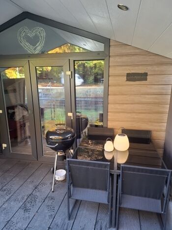 Halbüberdachte Terrasse .