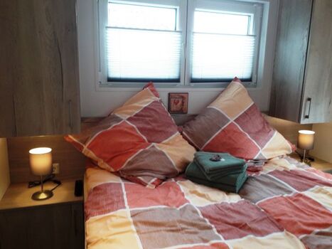 Das Elternschlafzimmer mit Flachbildschirm.