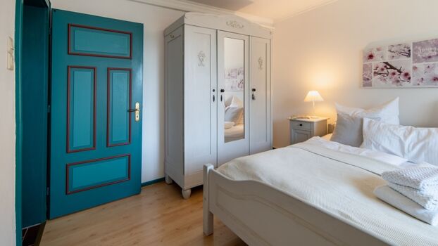 Schlafzimmer mit Doppelbett