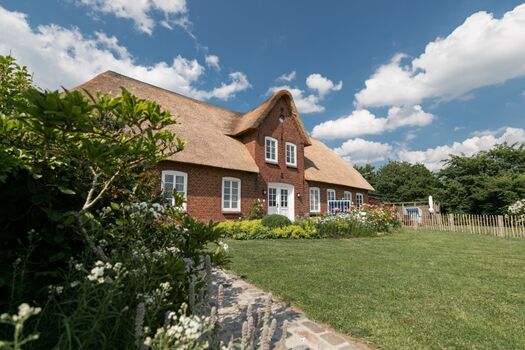 Unser reetgedecktes Haupthaus - im rechten Bereich befindet sich die Küstenperle