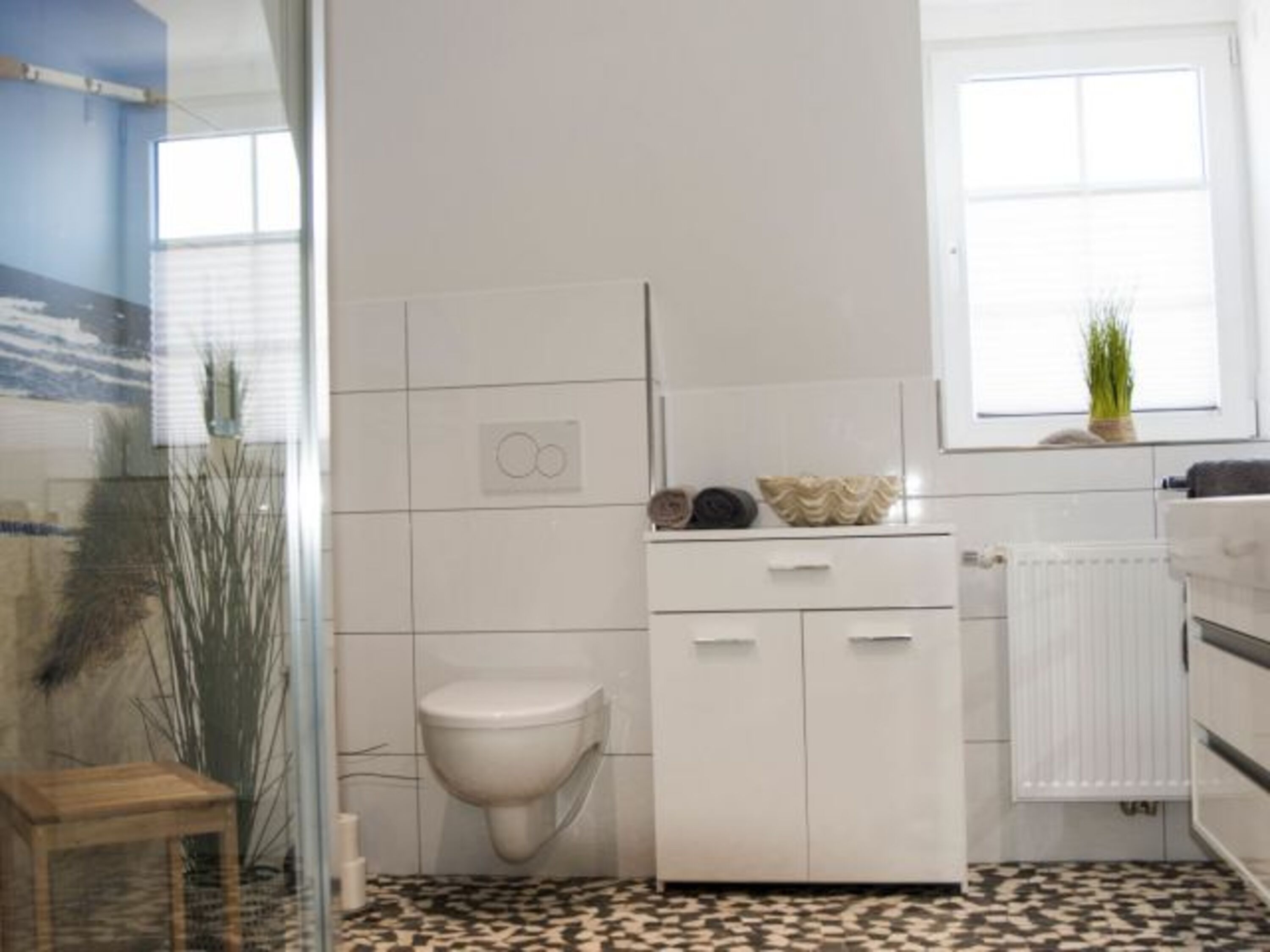 Badezimmer mit Dusche und Fenster