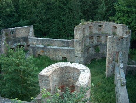 Ruine Kürnburg im Wald oberhalb des Ferienparks