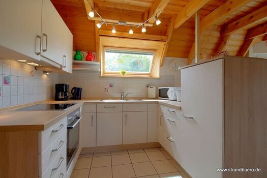 Küche mit großem Kühlschrank