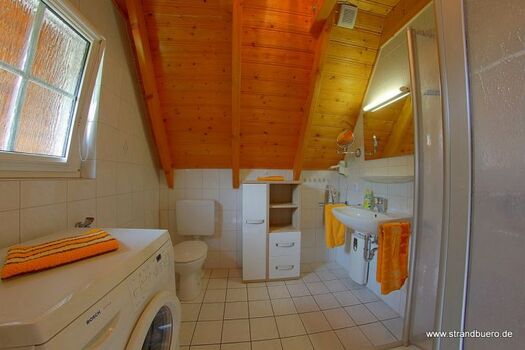 Duschbad unten mit Waschmaschine