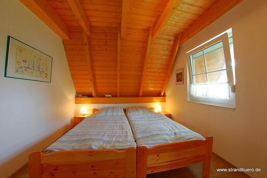 Schlafraum unten mit 2 Einzelbetten;       so oder