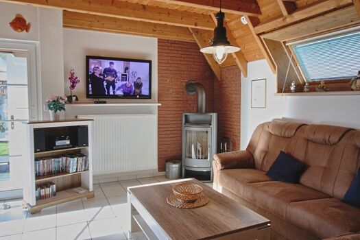 Wohnraum mit Musikanlage, Fernseher, Kamin