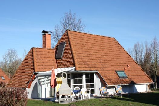 Haus Süd/ West Ansicht mit Terrasse und Grill