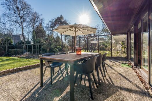 Die sonnige Terrasse mit Windschutz